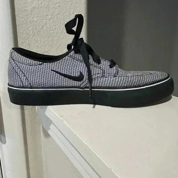 NIKE SB CLUTCH PRM TRAINERS BLACK/WHITE 807409-017 SIZE 4Y - Picture 7 of 11